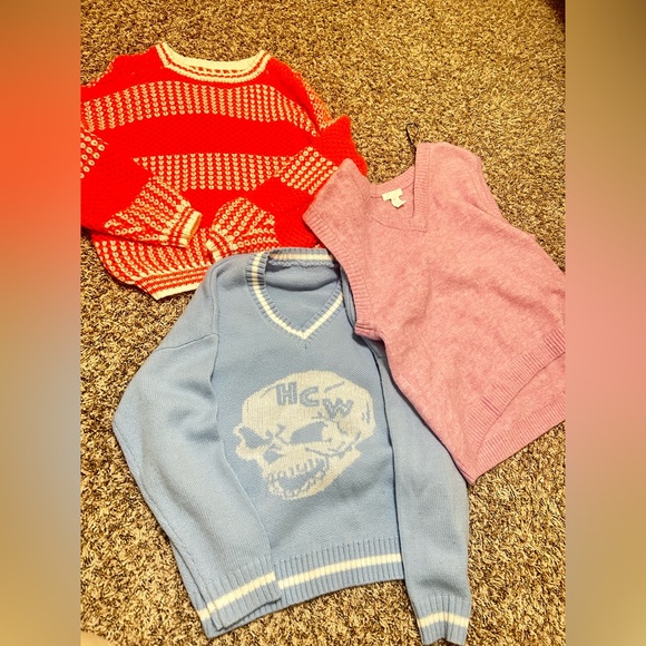 Sweaters. - Picture 2 of 4